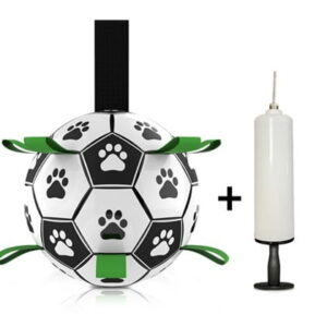 Pelota de fútbol para perros con bombín incluído, la pelota es de color negro con blanco y lenguetas verdes para agarre del perro