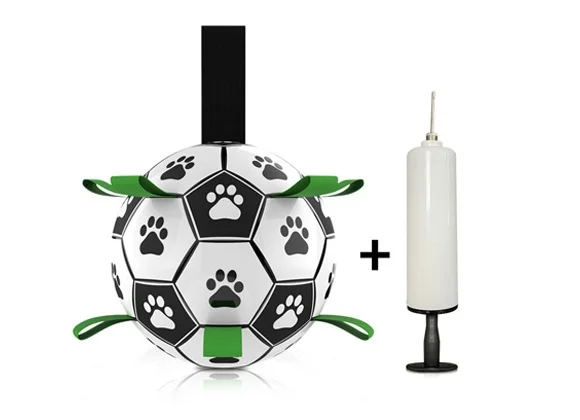 Pelota de fútbol para perros con bombín incluído, la pelota es de color negro con blanco y lenguetas verdes para agarre del perro